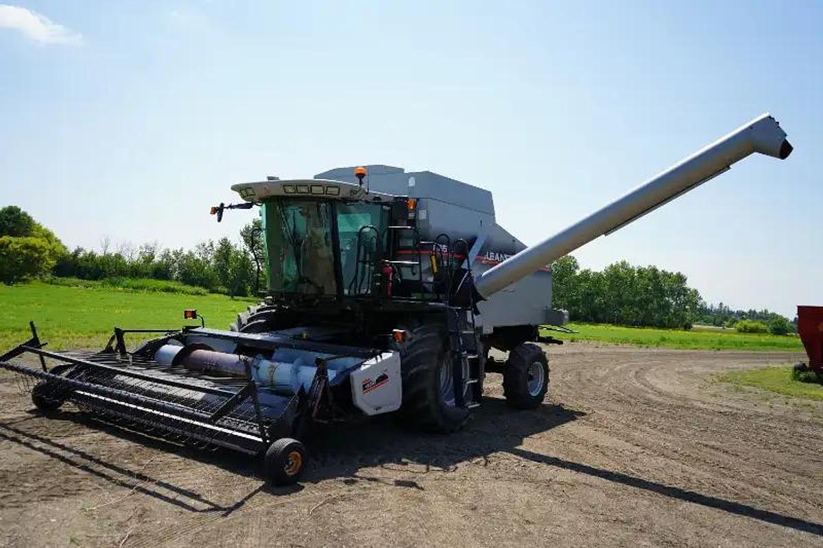 Used 2005 Gleaner R65 Combine