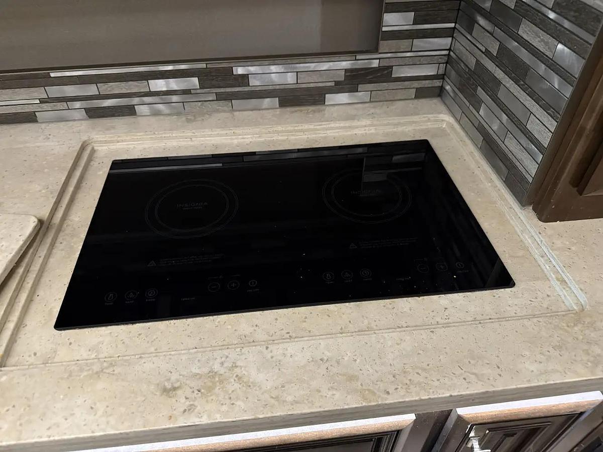 Used 2022 Fleetwood Discovery LXE 44H