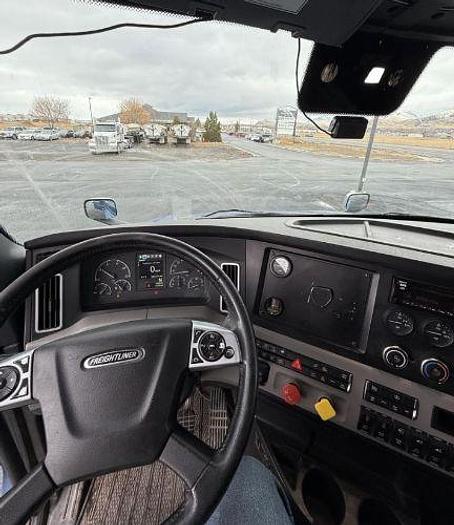 Used 2019 Freightliner CASCADIA 126