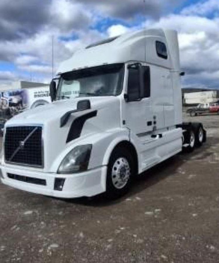 Used 2017 Volvo VNL64T670 Sleeper Semi Truck