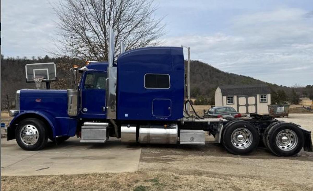 Used 2023 Peterbuilt 389 Sleeper Semi Truck