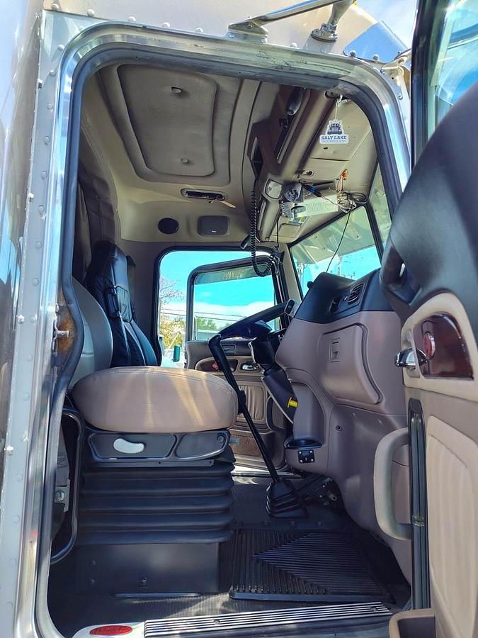 Used 2015 Peterbilt 389 Sleeper Semi Truck
