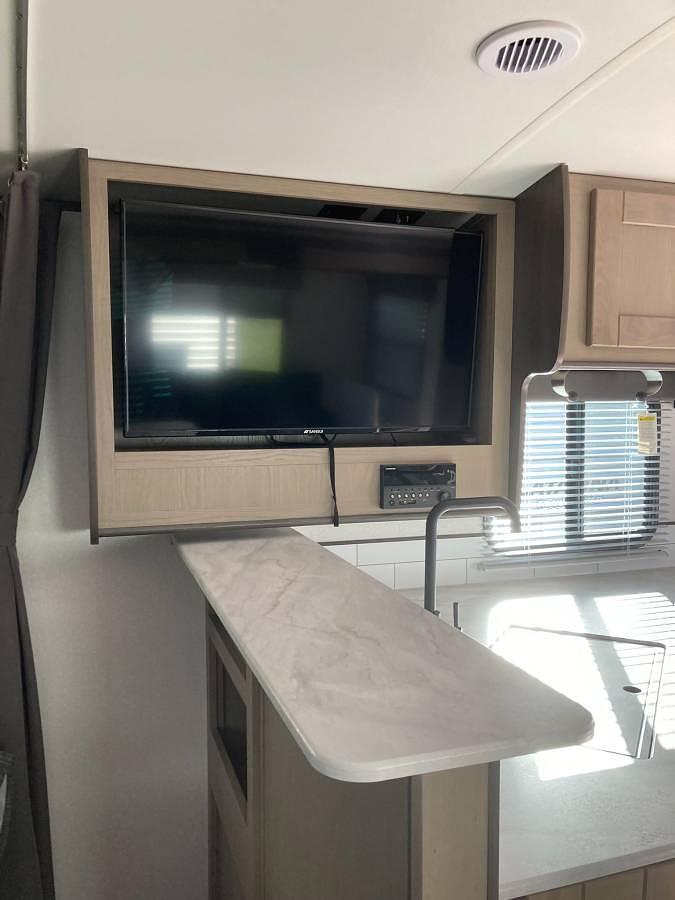 Used 2021 Cruiser RV Shadow Cruiser 225RBS Travel Trailer • 26 Ft • Queen Bed • Rear Bath