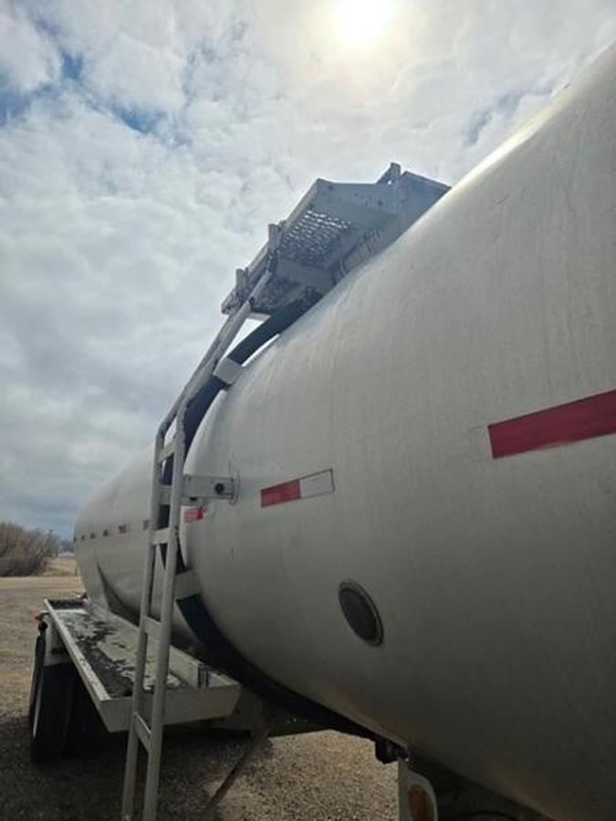 Used 1979 Fruehauf 7,500-Gallon Dot 406 Asphalt Tanker Trailer