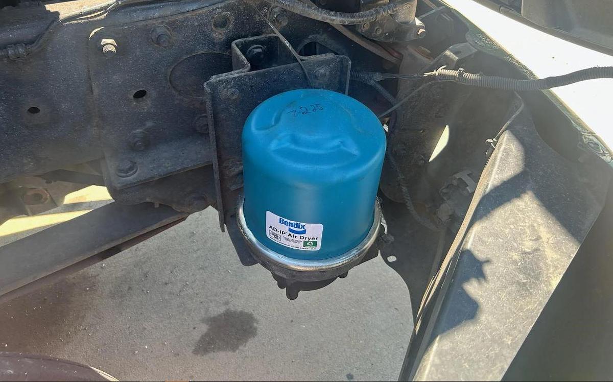 Used 2007 Freightliner Columbia 120 Semi Truck