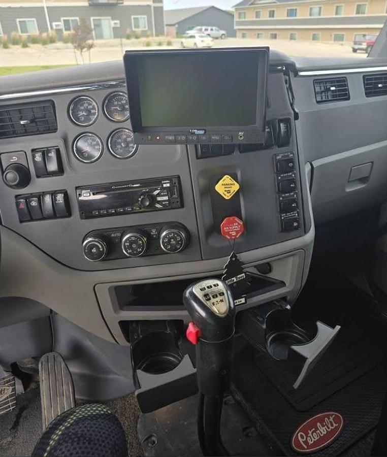 Used 2017 Peterbilt 579 Sleeper Semi Truck