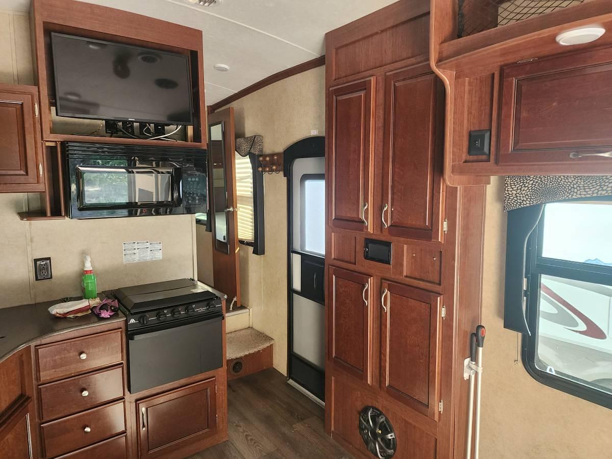 Used 2014 Evergreen Amped M28FS Toyhauler