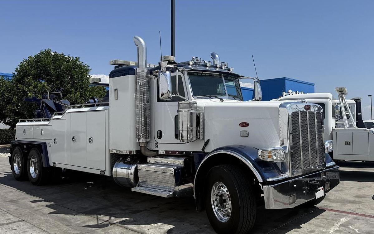 Used 2012 Peterbilt 388 Wrecker Tow Truck