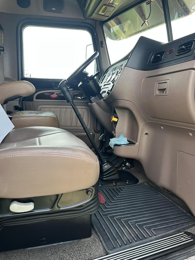 Used 2020 Peterbilt 389 Sleeper Truck