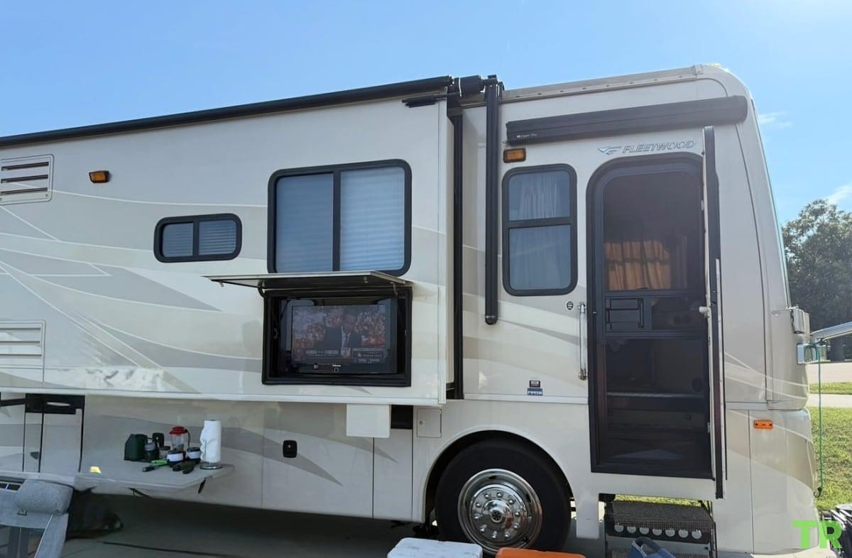 Used 2009 Fleetwood Expedition 38R Class A Diesel Pusher
