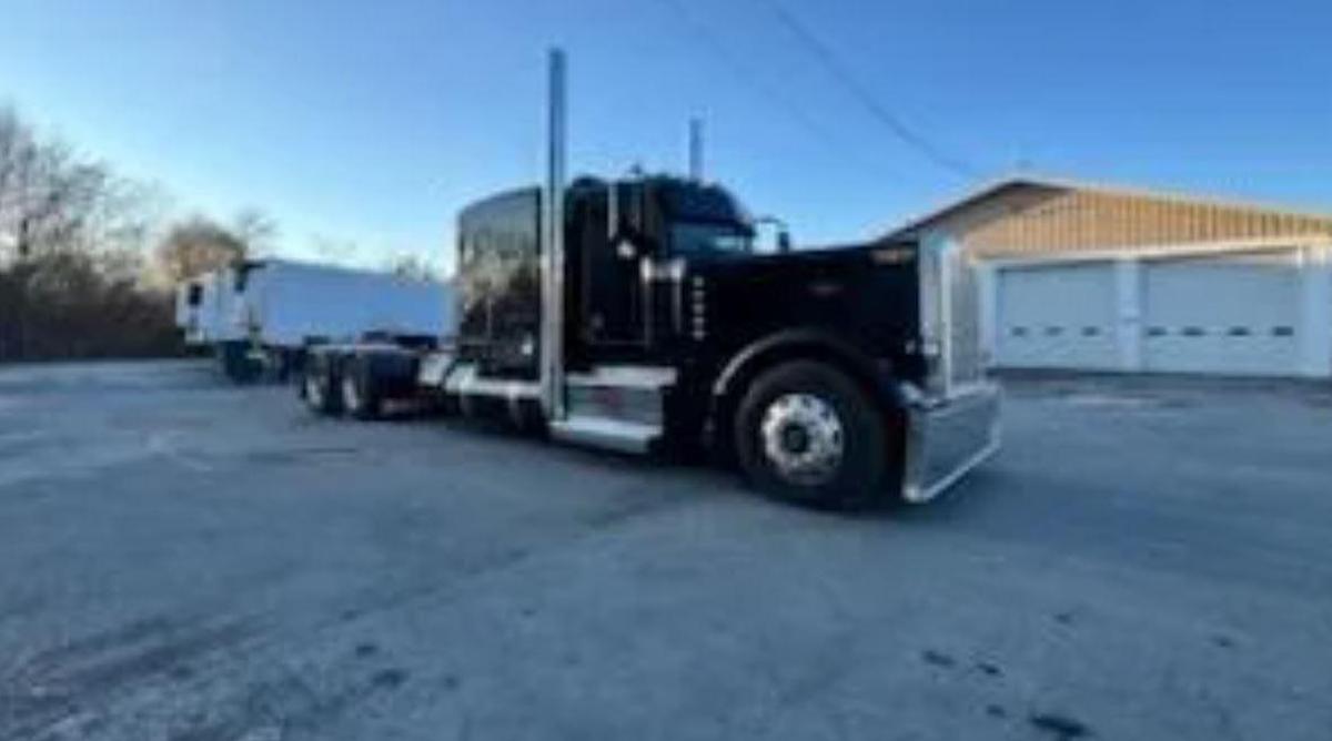 Used 2022 Peterbilt 389 Sleeper Semi Truck