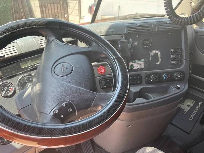 Used 2011 Freightliner Cascadia Sleeper