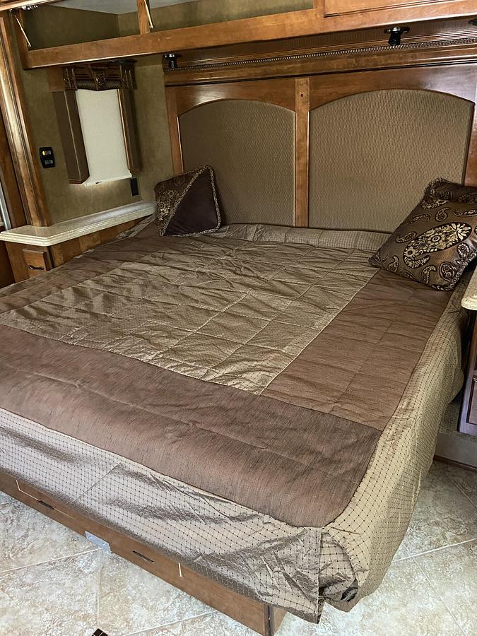 Used 2011 Monaco Camelot 43PKQ Class A Motorhome