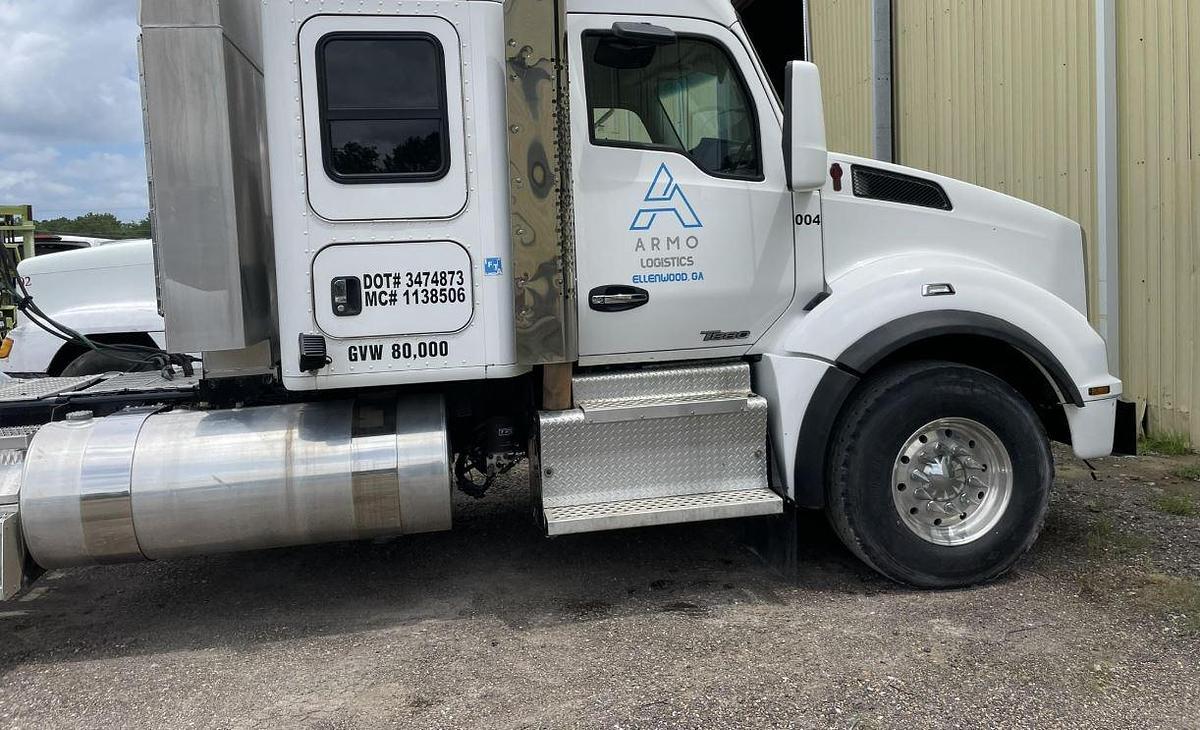 Used 2015 Kenworth T880 Sleeper Semi Truck