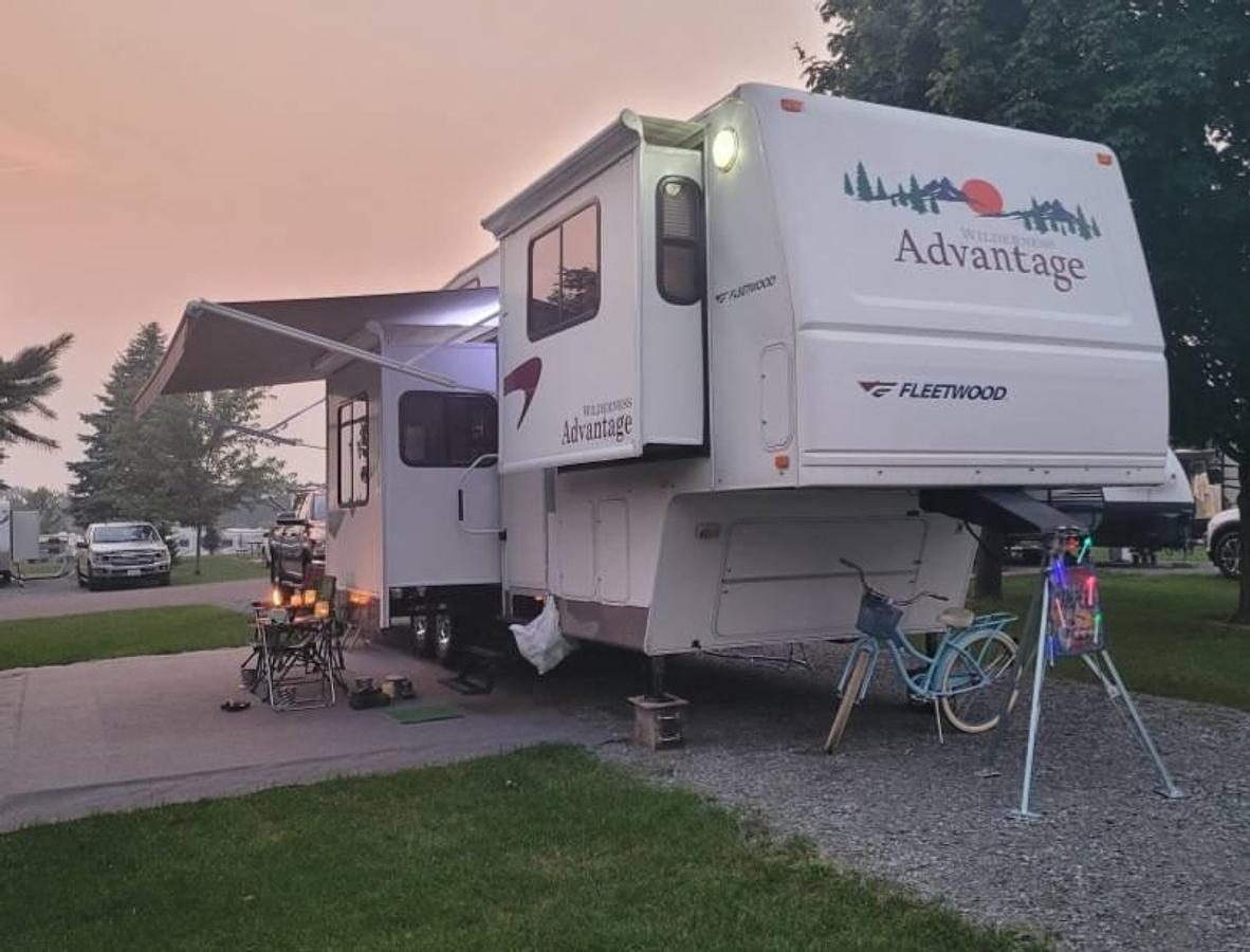 Used 2005 Wilderness Fleetwood Advantage 365FLTS Fifth Wheel