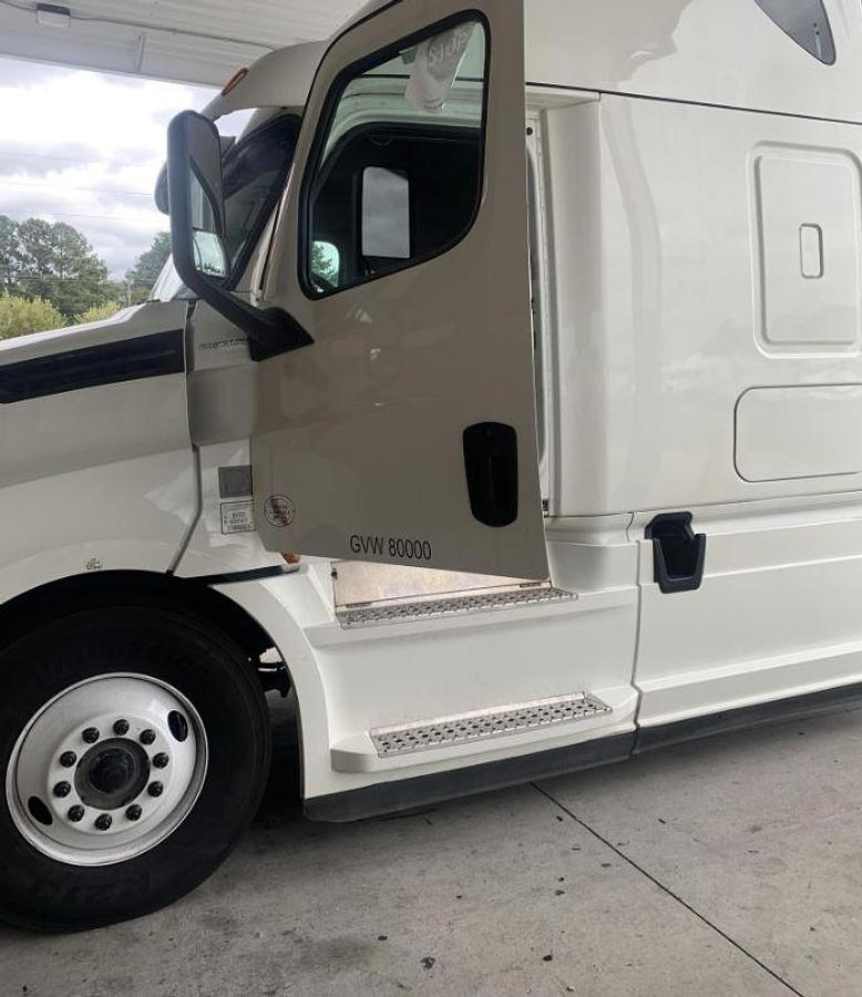 Used 2018 Freightliner CASCADIA 126