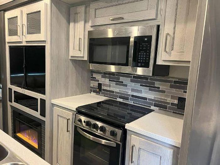 Used 2021 Keystone Montana 295RL