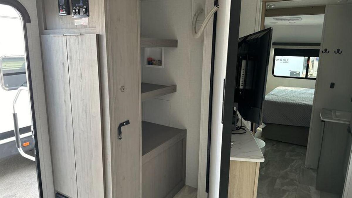 Used 2024 Dutchmen Kodiak Ultimate 2921FKDS