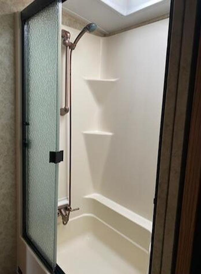 Used 2012 Keystone Montana Hickory Edition 33582RL Fifth Wheel