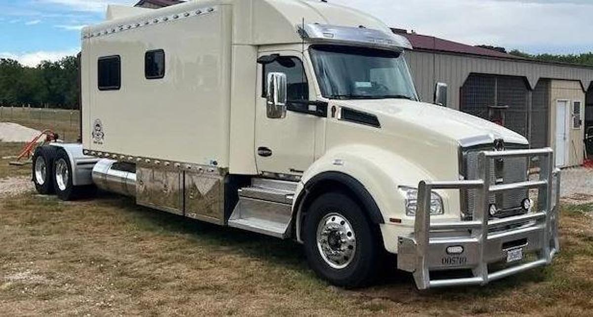 Used 2021 Kenworth T880