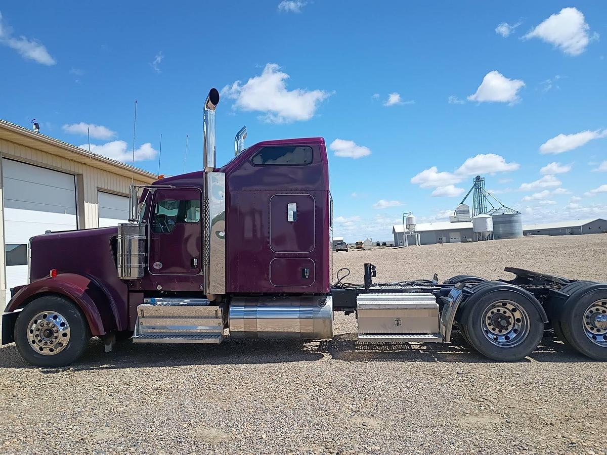 Used 2019 Kenworth W900