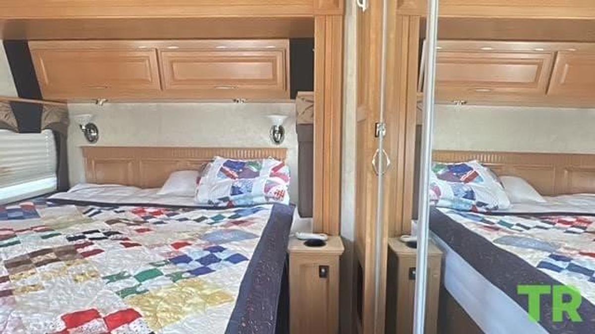 Used 2008 Fleetwood Discovery 40X with 3 slides