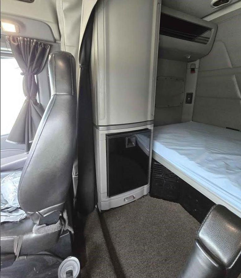 Used 2017 Peterbilt 579 Sleeper Semi Truck