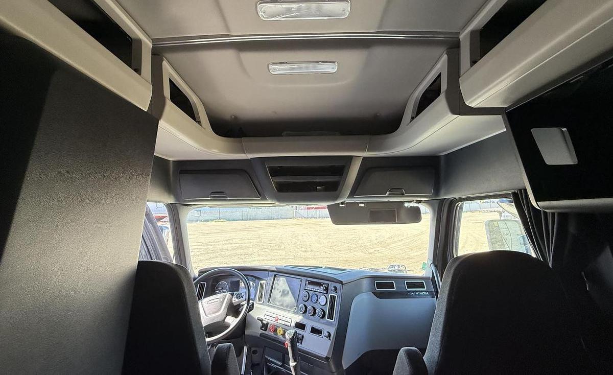 Used 2024 Freightliner Cascadia 125