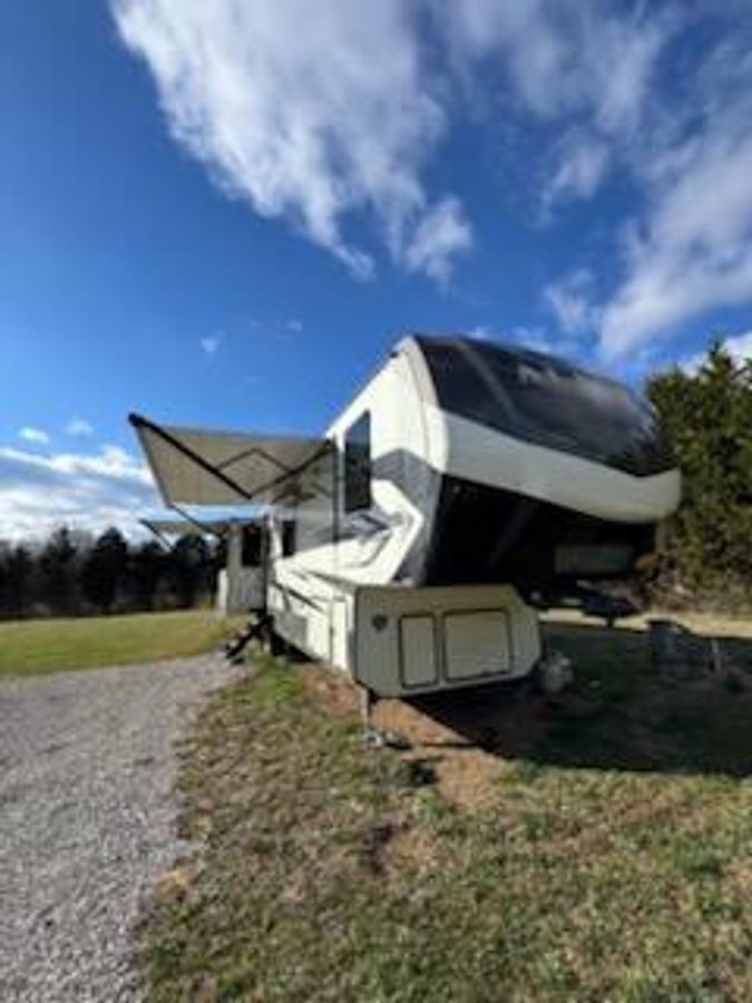 Used 2022 Keystone Alpine 3720MD