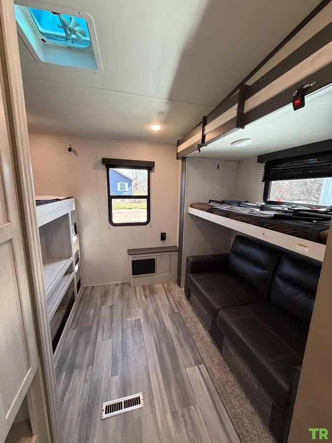 Used 2021 Keystone Sprinter Limited 3620FWLBH Fifth Wheel – Bunkhouse – Washer & Dryer – Custom Skirting – Full-Time Ready