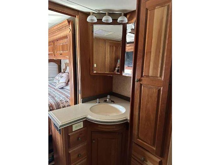 Used 2005 Monaco Camelot 40PBT