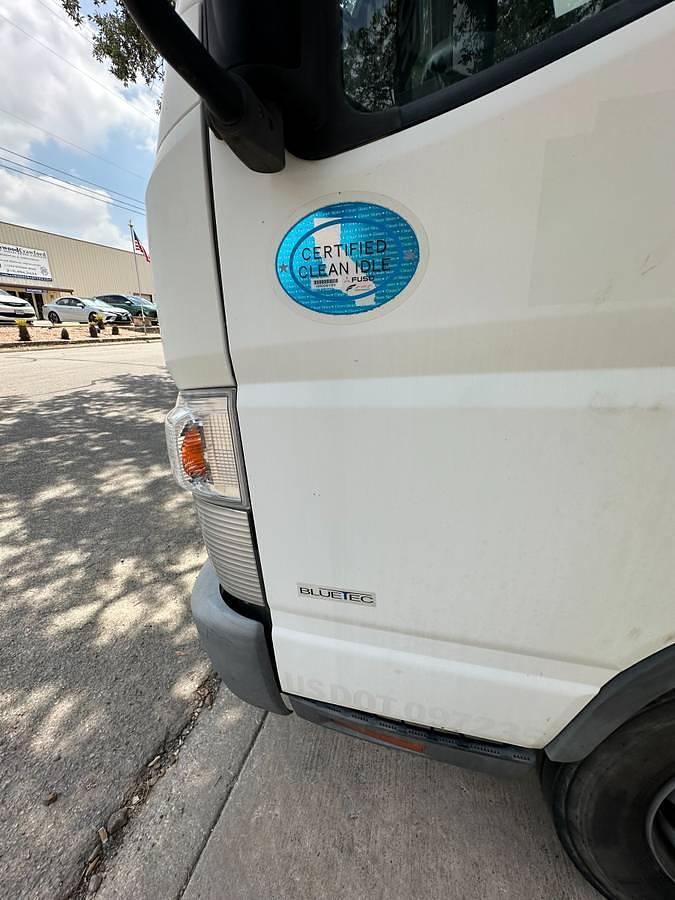 Used 2014 Mitsubishi Fuso Box Truck