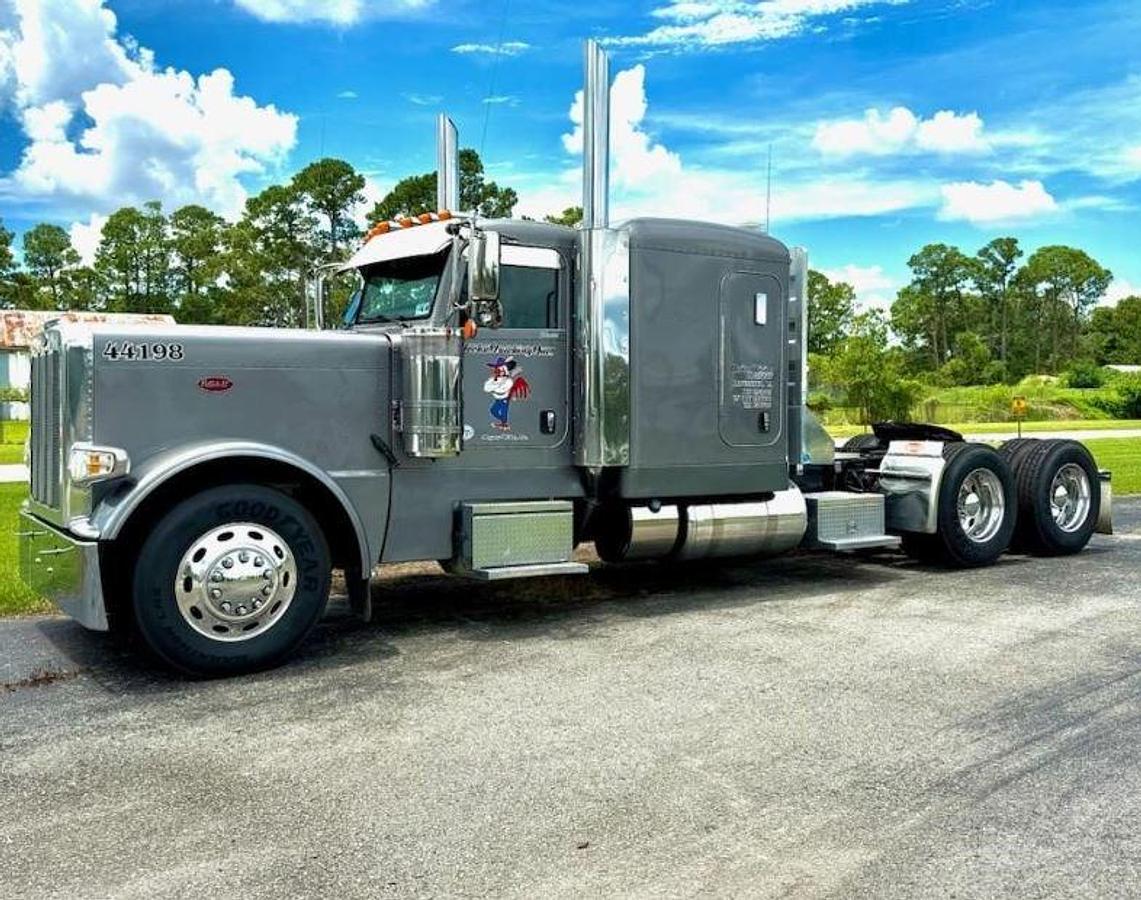 Used 2020 PETERBILT 389 Sleeper Semi Truck