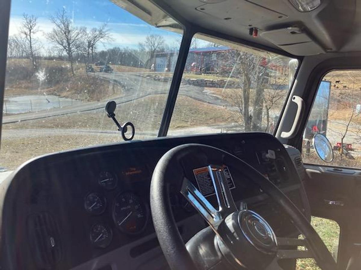 Used 2012 Peterbilt 365 Conventional Sleeper Semi