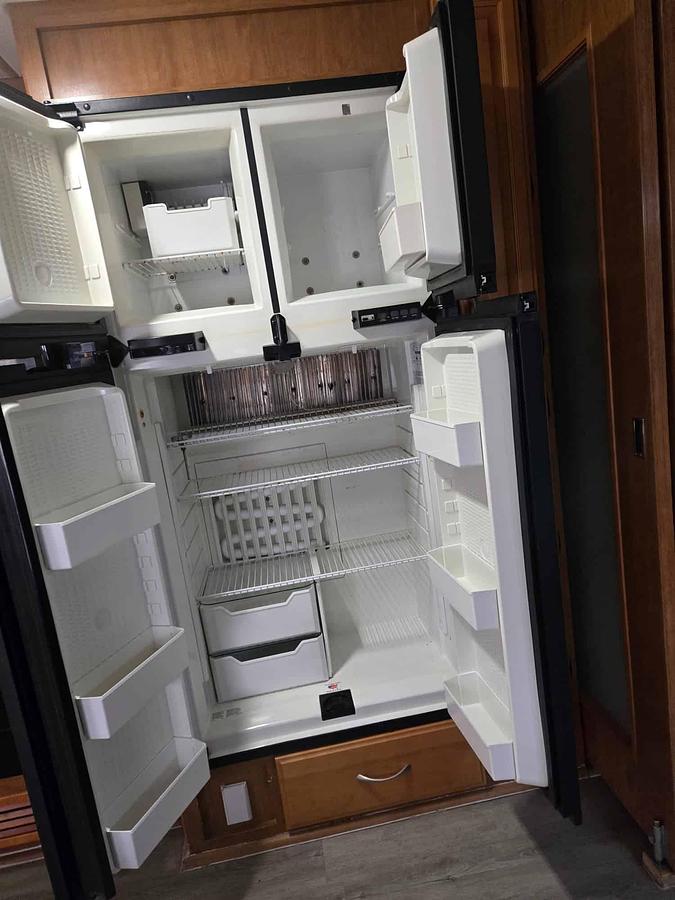 Used 2006 Fleetwood Discovery 39V