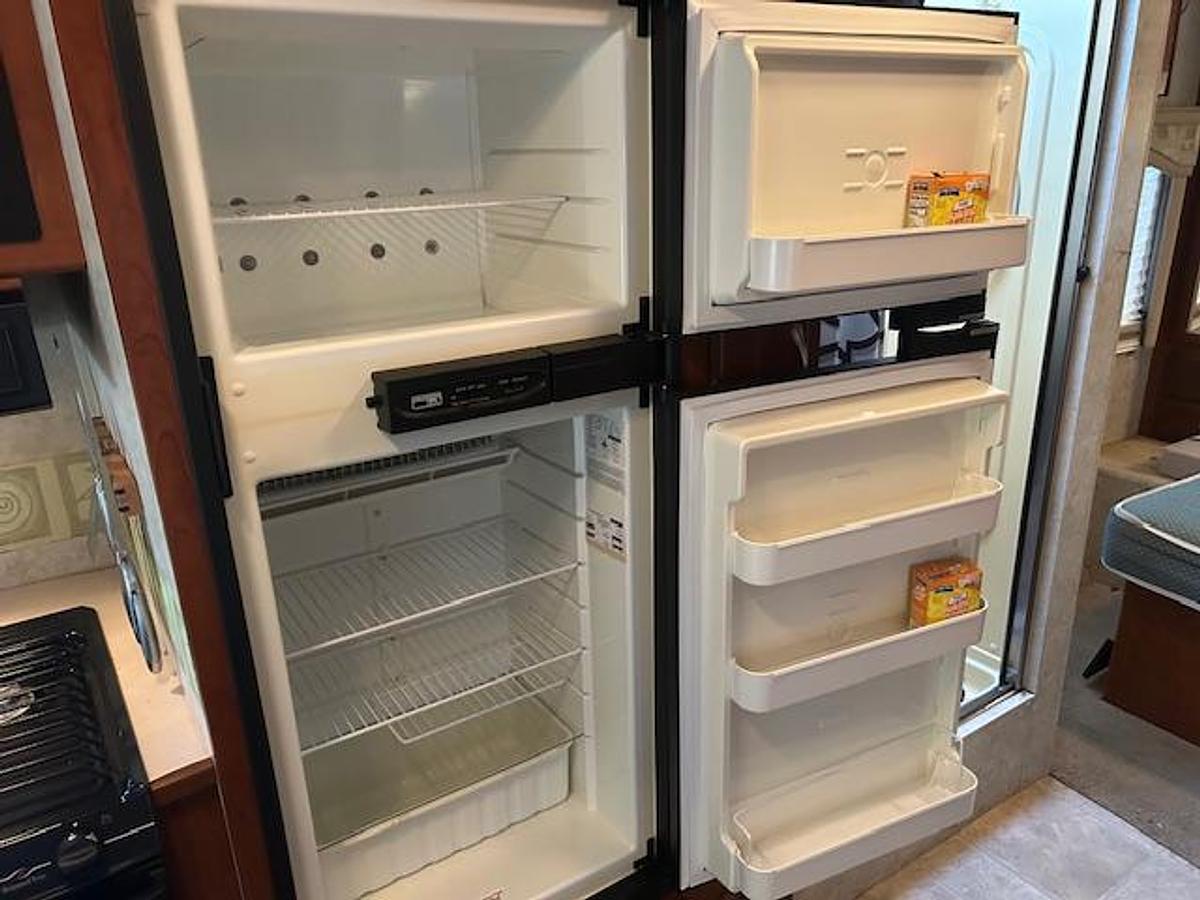 Used 2005 Four Winds Chateau