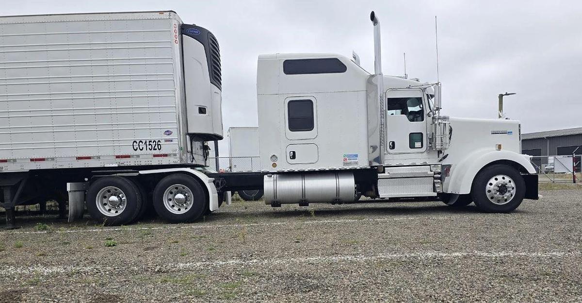 Used 2022 Kenworth W900l