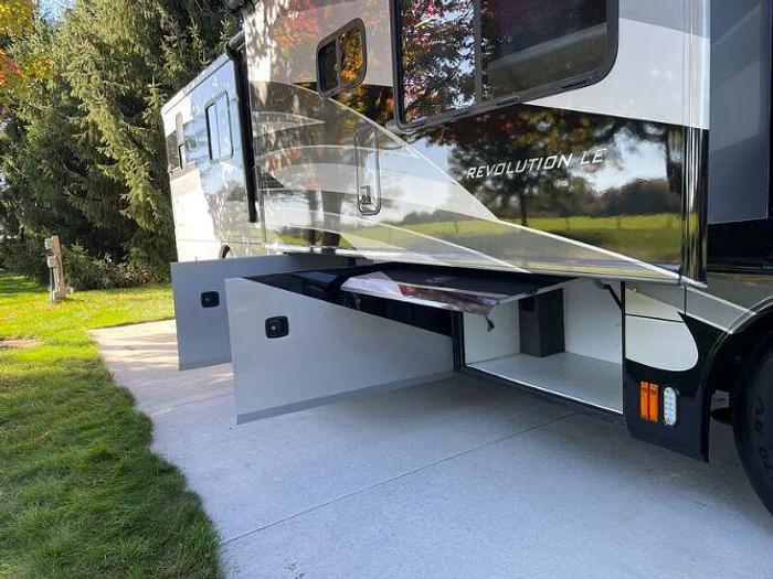 Used 2007 Fleetwood Revolution LE 40E