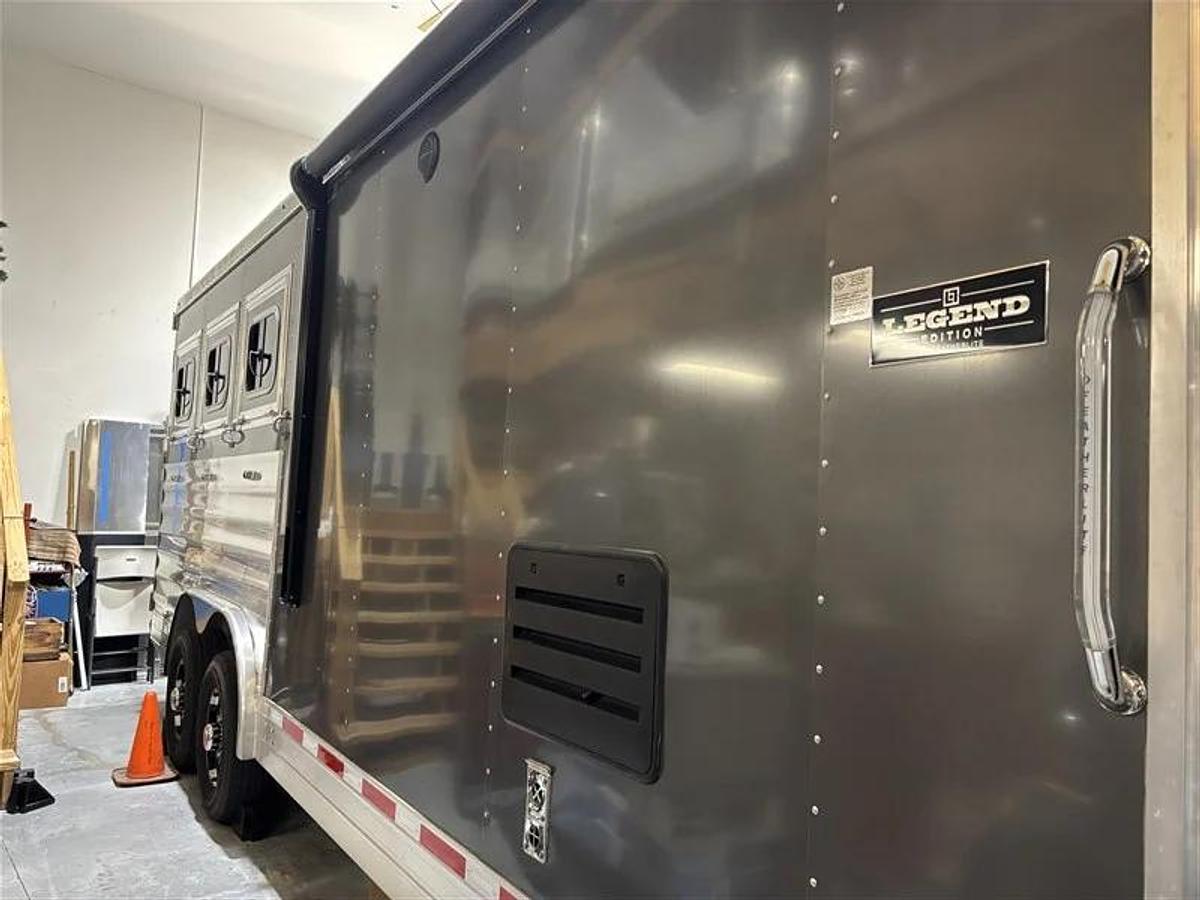 Used 2022 Featherlite 8582LQ