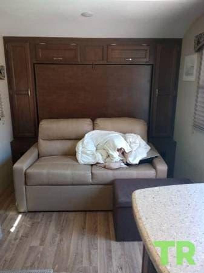 Used 2018 Venture Sonic 24' Travel Trailer – Sleeps 6 – Full Bathroom – Full-Length Awning – Excellent Condition