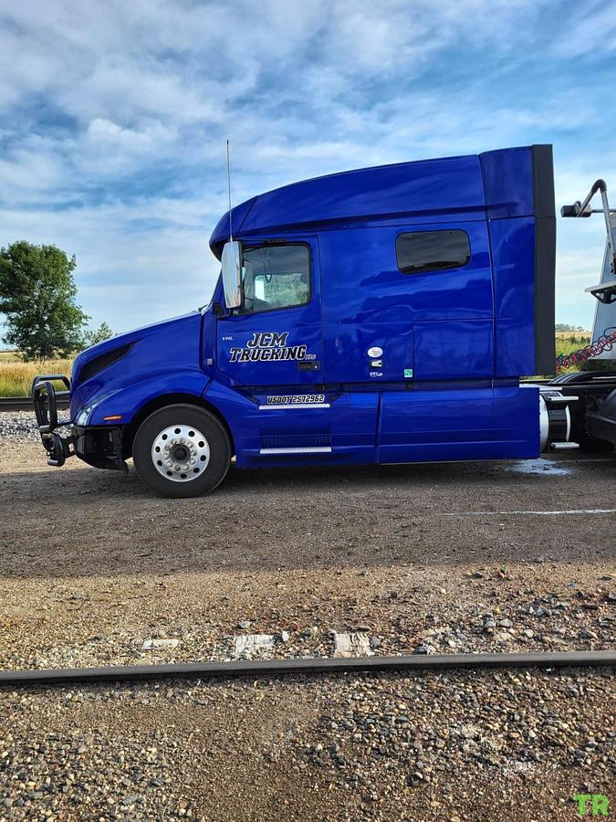 Used 2022 Volvo VNL64T670 Sleeper Semi Truck
