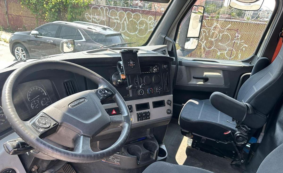 Used 2019 Freightliner Cascadia 126