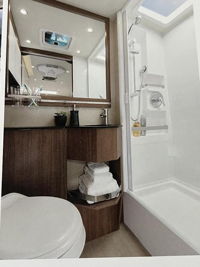 Used 2017 Leisure Travel Wonder 24MB