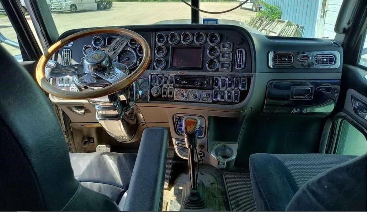 Used 2013 Peterbilt 389 Sleeper Semi Truck