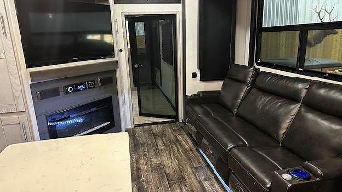 Used 2023 Keystone Fuzion 427