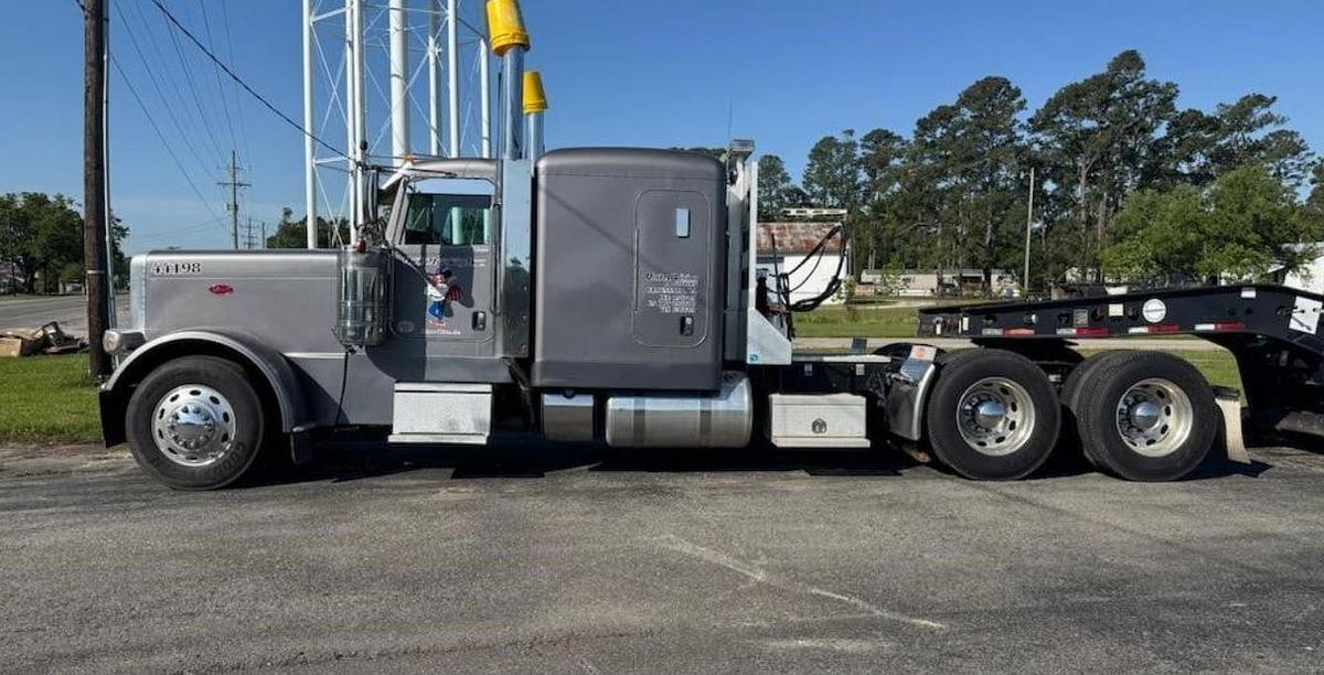 Used 2020 PETERBILT 389 Sleeper Semi Truck