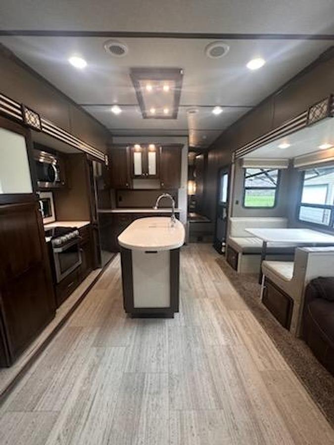Used 2019 Vanleigh PineCrest 305RLP