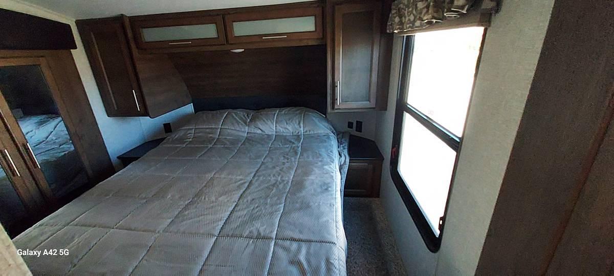 Used 2018 Keystone Cougar 30RLS Fifth Wheel