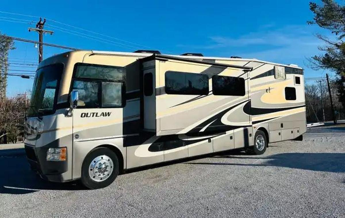 Used 2014 Thor Motorcoach Outlaw 37LS