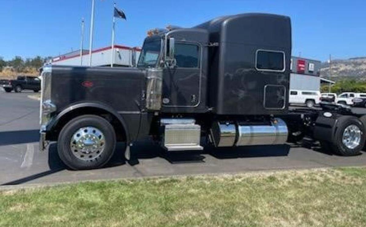 Used 2024 Peterbilt 389 Sleeper Semi Truck